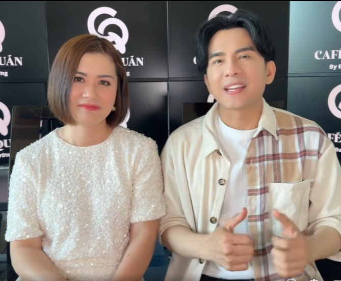 Đan Trường và Thủy Tiên thoải mái ngồi gần nhau, trò chuyện vui vẻ và chia sẻ về dự án kinh doanh chung sắp ra mắt.