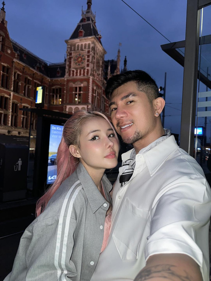 Ngân 98 và Lương Bằng Quang tranh thủ khám phá cảnh đẹp trong chuyến lưu diễn dài ngày ở nước ngoài.