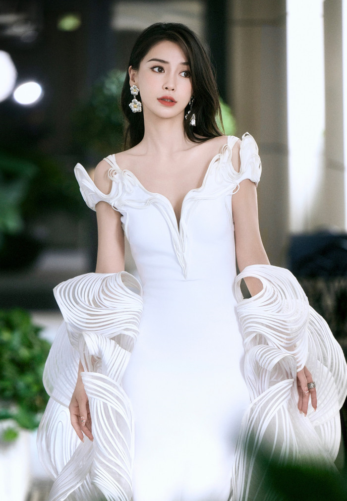 Trong khi Angelababy bị chê vì chỉ biết phụ thuộc vào chồng cũ.