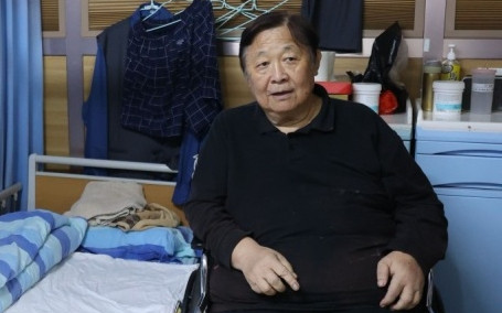 Nam diễn viên mất hết tài sản, nợ 1,9 tỷ phải vào viện dưỡng lão, bạn gái kém 30 tuổi bỏ rơi Ảnh 2