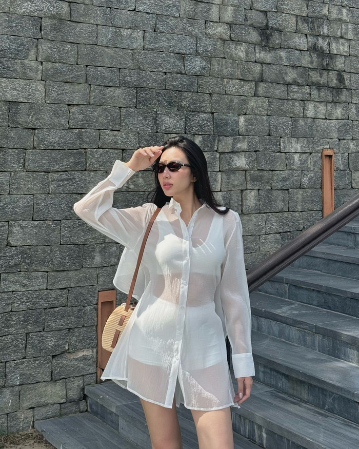 Có thể nói, phong cách thời trang của Thùy Tiên gần đây không chỉ là sự phá cách, mà còn là một hình ảnh gợi cảm, tinh tế và đầy cuốn hút. Và phải công nhận một điều rằng, Thùy Tiên rất biết cách tận dụng trang phục để tôn lên những đường nét quyến rũ của cơ thể, mà không làm mất đi sự sang trọng và duyên dáng vốn có.