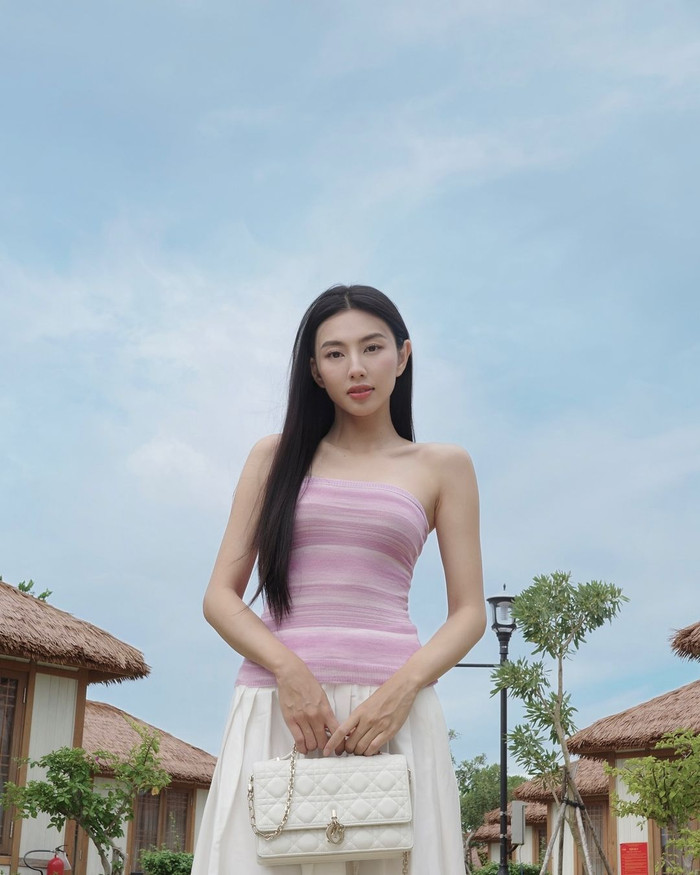 Điều đáng nói là dù lựa chọn trang phục mỏng tanh và táo bạo, Thùy Tiên vẫn luôn biết cách tạo điểm nhấn vừa phải, tránh gây cảm giác phản cảm. Như chiếc áo này với màu sắc nhẹ nhàng, nhưng lại giúp Thùy Tiên tỏa sáng và tạo nên vẻ đẹp đầy cuốn hút.