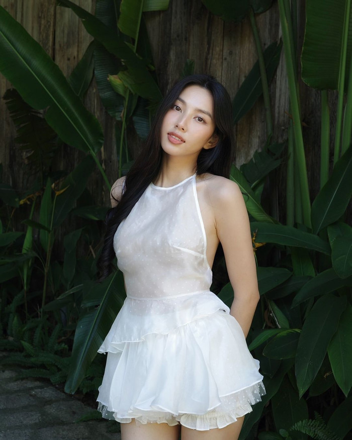 Có thể thấy, phong cách thời trang của Thùy Tiên gần đây khá phóng khoáng. Nàng hậu thường khoe vẻ đẹp quyến rũ thông những trang phục mỏng nhẹ, xuyên thấu nhưng vẫn giữ được sự thanh lịch, nhẹ nhàng và duyên dáng.