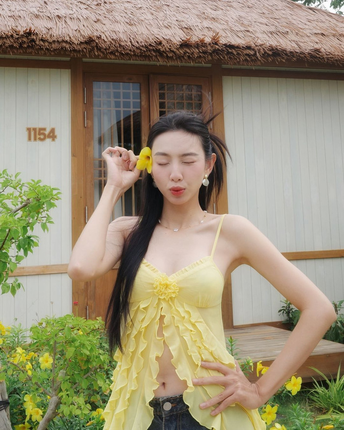 Mới đây, Hoa hậu Thùy Tiên tiếp tục thu hút sự chú ý khi đăng tải bộ ảnh khoe sắc với phong cách thời trang khá táo bạo. Theo đó, Thùy Tiên diện chiếc áo hai dây màu vàng nhẹ nhàng, nhưng không kém phần quyến rũ và nổi bật.