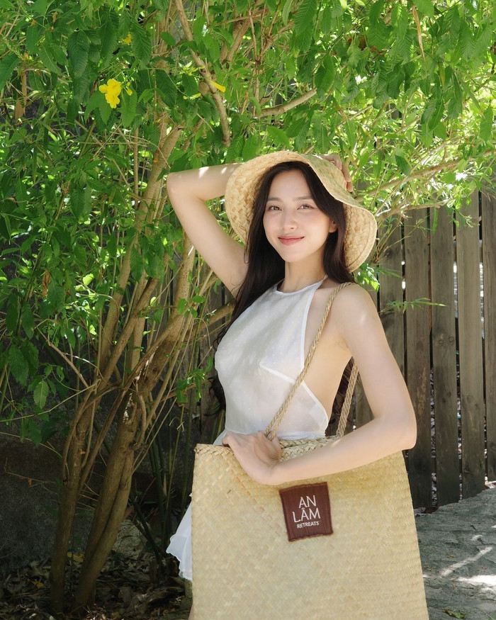 Như ở trang phục này, Thùy Tiên tuy diện áo mỏng manh nhưng nhờ cách phối đồ khéo léo và tinh tế, đã giúp cô không chỉ khoe được vẻ đẹp quyến rũ, mà còn thể hiện được nét duyên dáng và sang trọng. Với thiết kế này, hoa hậu Thùy Tiên thành công tôn lên vòng một quyến rũ một cách kín đáo, không phô trương, mà thay vào đó là sự cuốn hút vừa đủ.