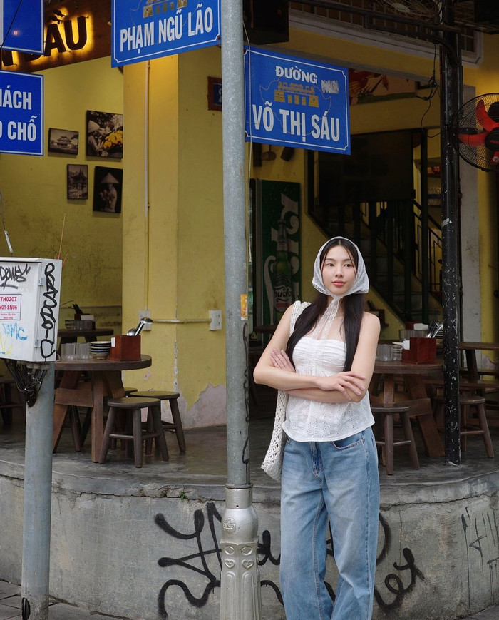 Người đẹp sinh năm 1998 chọn cho mình mẫu áo tube có phần cúp may hai lớp cố định bằng bản bo chun phía sau. Tăng độ thoải mái cho hành trình thăm thú, cô tiếp tục trưng dụng dáng quần ống rộng được may trên nền chất liệu jeans cứng cáp. Tăng tính mạch lạc, Thùy Tiên sắm thêm chiếc túi lưới đan thủ công bản to phủ tông trắng. Theo SAOStar tìm hiểu, chiếc áo tông trắng có vibe tiểu thư được thương hiệu công bố trên sàn điện tử ở mức 240 nghìn đồng.  