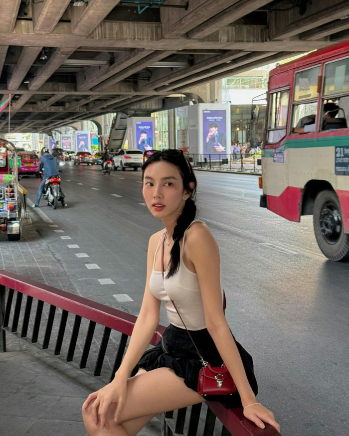 Hoa hậu Thùy Tiên nhiều lần khiến dân tình “choáng” bởi công cuộc bóc giá tạo hình dự sự kiện lên đến hàng tỷ đồng. Dẫu vậy, nàng hậu lại ưu tiên các mẫu mã thuộc khung giá bình dân, dễ tiếp cận với nhiều tệp khách hàng khi lựa chọn trang phục đời thường.