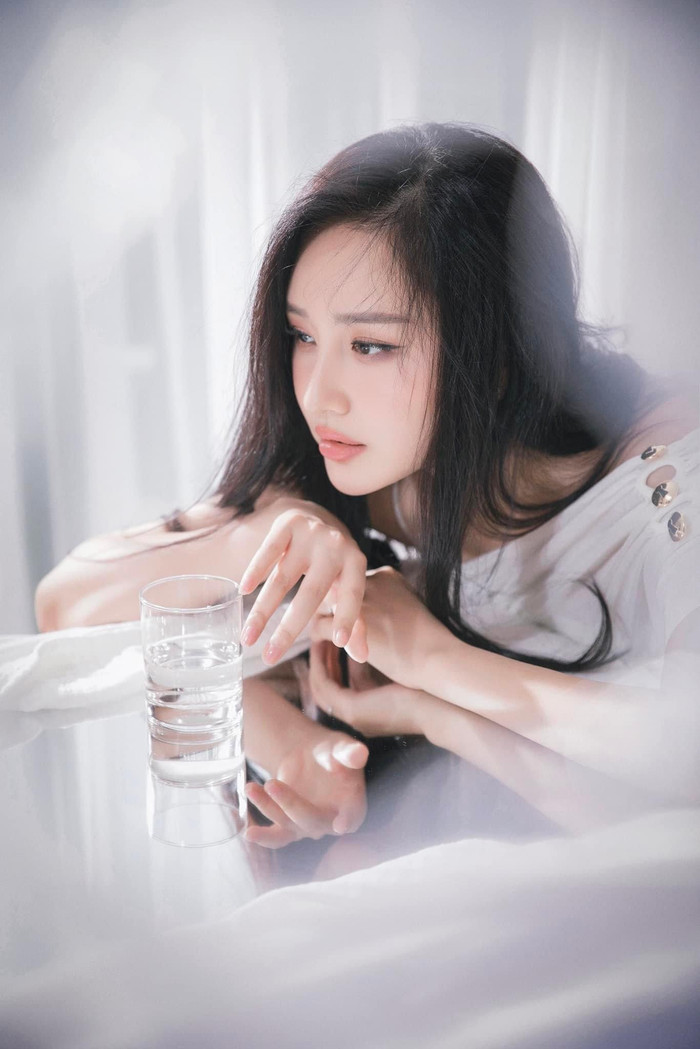 Nhan sắc của Mai Phương Thuý trẻ trung hơn so với tuổi thật.