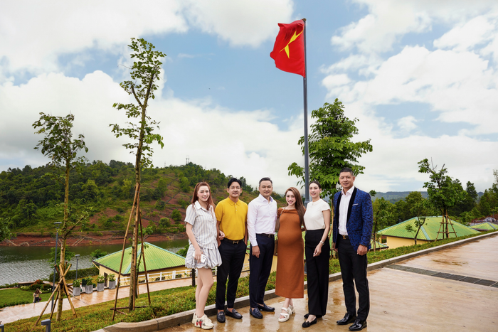 Ngoài Chi Bảo, nhiều bạn bè thân thiết của nam diễn viên cũng tham dự buổi lễ khai giảng.