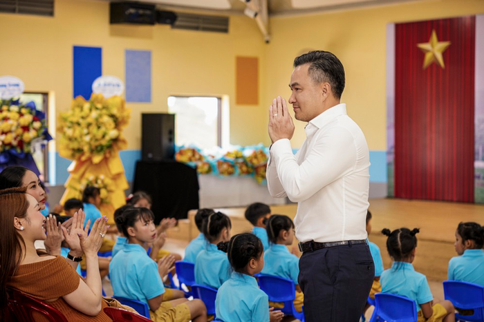 Diễn viên Chi Bảo tại buổi lễ khánh thành trường tiểu học Hiểu Về Trái Tim ở tỉnh Đắk Nông.