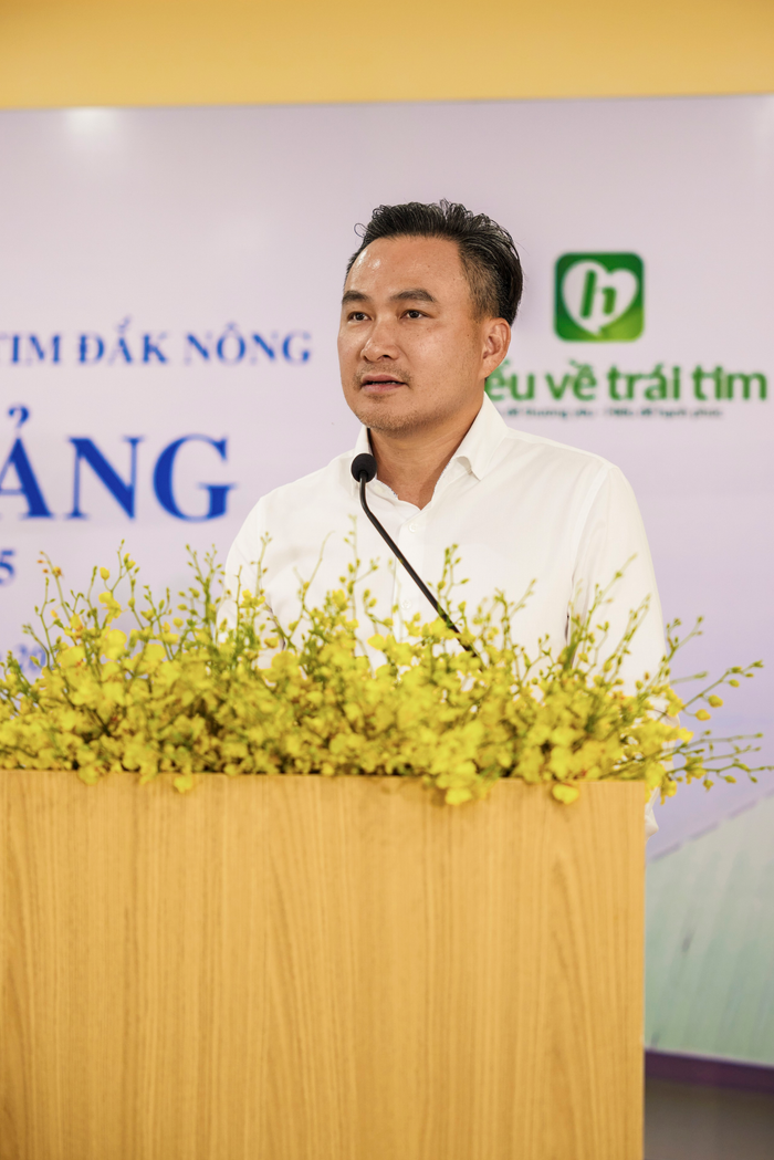 Diễn viên Chi Bảo chia sẻ tại buổi lễ khai giảng.