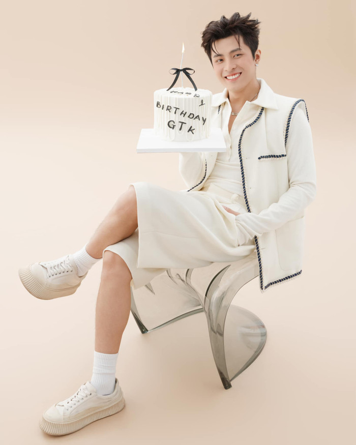 Gin Tuấn Kiệt lộ rõ sự cưng chiều dành cho Puka dù bị vợ trêu đùa vì bộ ảnh sinh nhật. Ảnh: FBNV