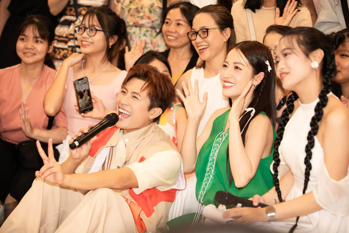 Puka và Gin Tuấn Kiệt khi đi làm vẫn giữ tinh thần chuyên nghiệp, toả ra nguồn năng lượng tích cực. Ảnh: FBNV