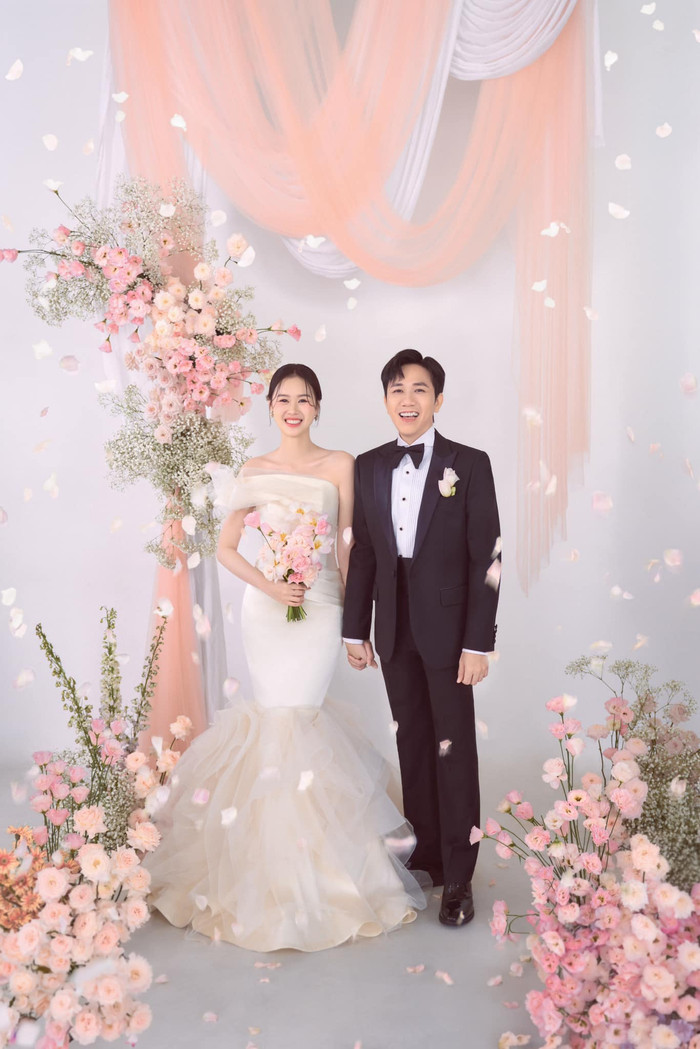 Đám cưới của Anh Đức và Quỳnh Anh hứa hẹn sẽ quy tụ dàn khách mời đình đám tham dự như: vợ chồng Trấn Thành, Tuấn Trần, Phương Anh Đào,...