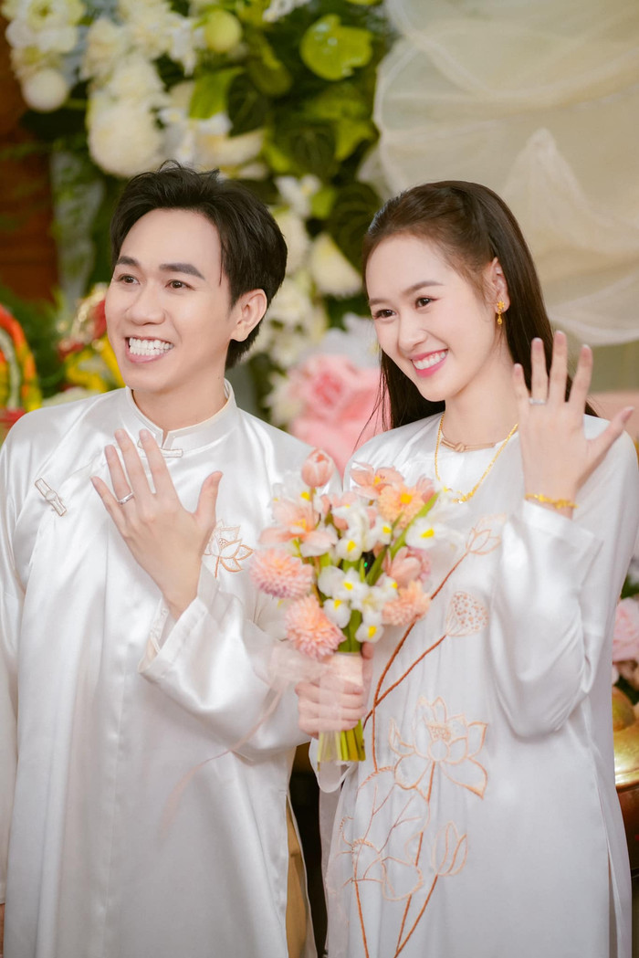 Sáng 6/9, lễ ăn hỏi của diễn viên Anh Đức và Quỳnh Anh đã diễn ra tại nhà riêng ở Quận Gò Vấp.