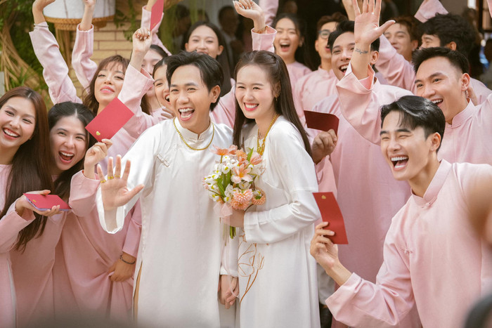 Cô dâu - chú rể 'tình bể bình' trong ngày vui.