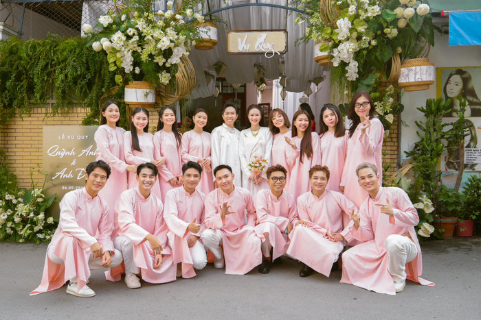 Dàn bê tráp toàn 'trai xinh - gái đẹp' trong lễ ăn hỏi của Anh Đức và Quỳnh Anh.