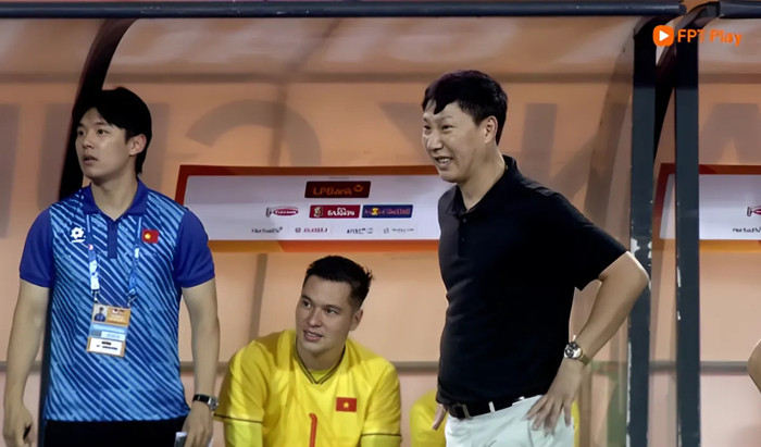Thủ môn Nguyễn Filip và HLV Kim Sang Sik bất ngờ với bàn thua thứ hai của tuyển Việt Nam khi chứng kiến thủ môn Đặng Văn Lâm phá hụt bóng. Ảnh chụp màn hình