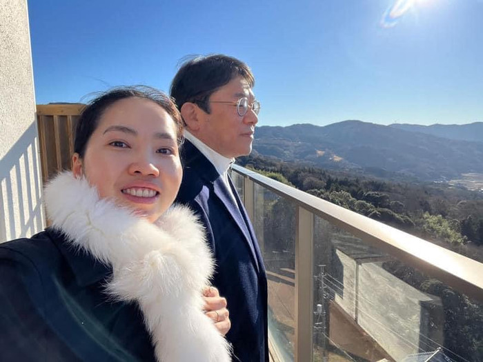 Ấn tượng với người đàn ông nghiêm túc với bộ vest chỉnh tề, Quyên đã ấn tượng anh ngay từ lần đầu tiên và đơn phương mối tình trong suốt thời gian dài.