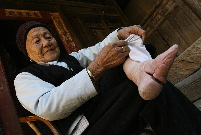 Kinh hãi đôi chân của phụ nữ Trung Quốc phía sau tập tục 'Kim liên tam thốn'.