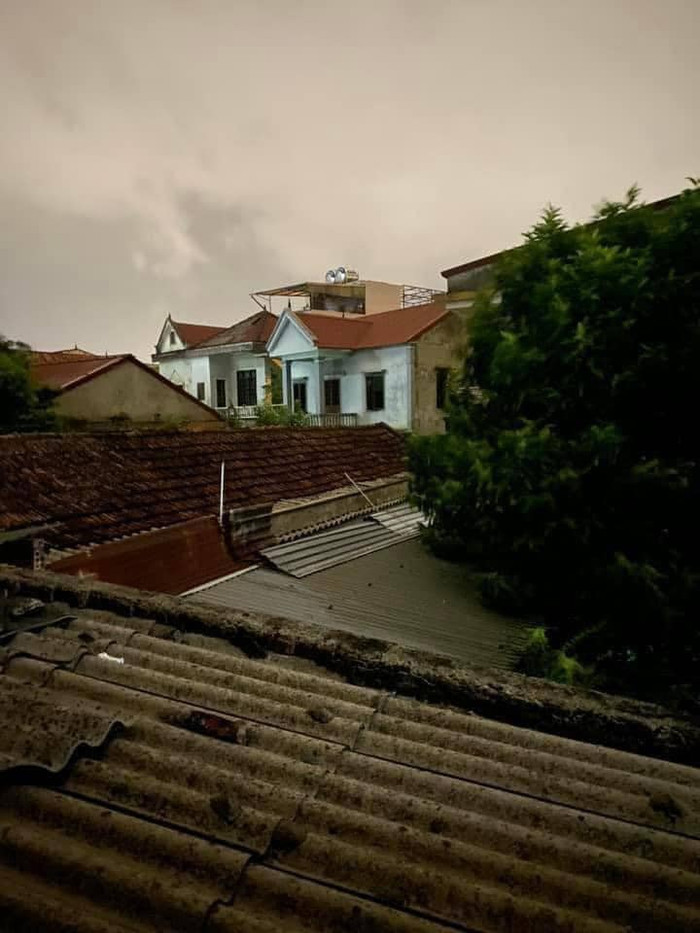 TP. Vinh lúc 0h30'. Nhiều nơi có gió to, mưa, cây bị đổ.