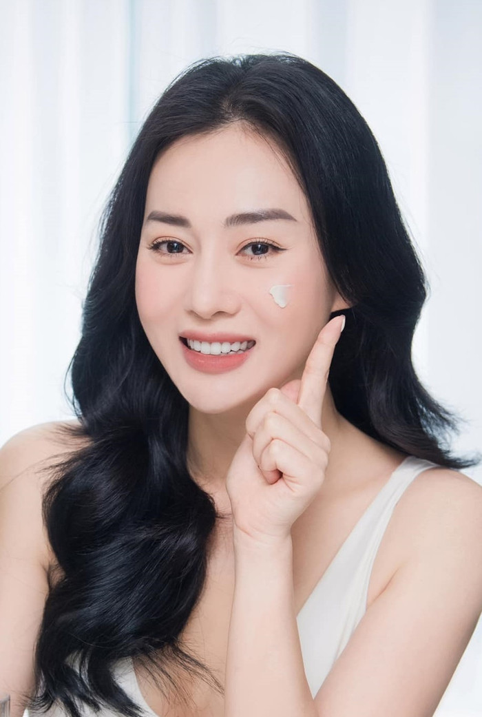 Phương Oanh sử dụng nhiều loại serum khác nhau để phục hồi, cung cấp dưỡng chất cho da.