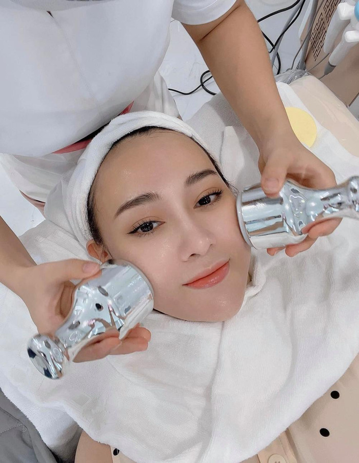 Phương Oanh khá đầu tư trong việc chăm sóc da. Ngoài việc tự chăm da tại nhà, nữ diễn viên còn sử dụng một số dịch vụ làm đẹp da khác tại spa.