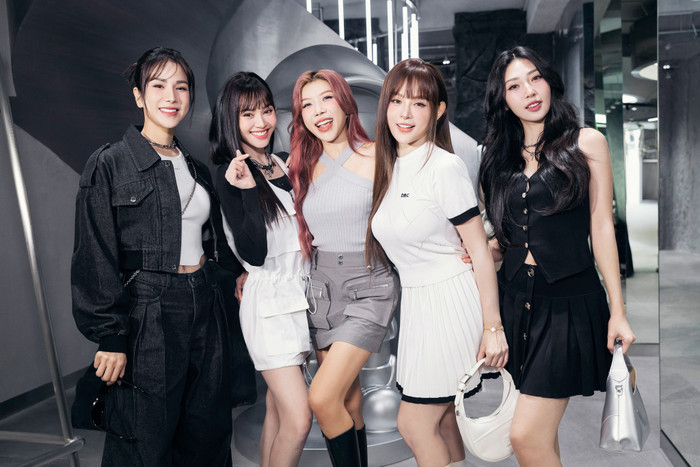 Trang Pháp trở nên vui vẻ, tươi tắn hơn khi hoạt động trong nhóm nhạc LUNAS. Ảnh: FBNV