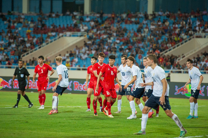 Sân Mỹ Đình thiếu lửa từ khán đài do vắng khán giả. Ảnh: Bảo Ngọc