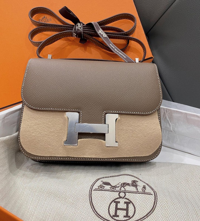 Cũng trong cùng thương hiệu đó, bạn gái Văn Thanh còn mạnh tay chi hơn 340 triệu đồng để sở hữu dòng túi mini phối giữa hai tông màu be và nâu.