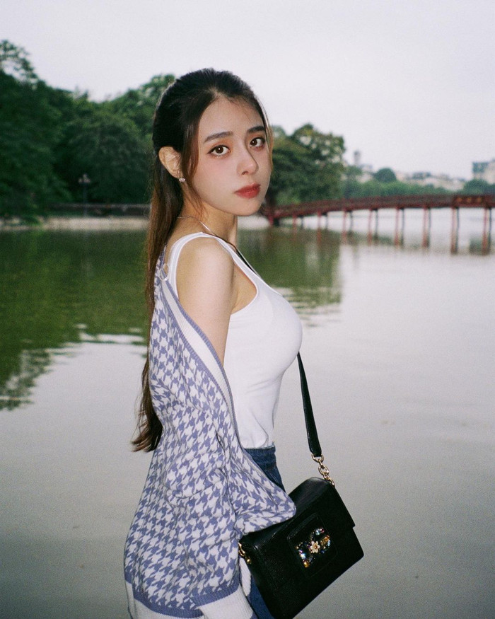 Bộ sưu tập đồ hiệu của hot girl Bích Hạnh còn có sự xuất hiện của mẫu túi đen, đính đá lấp lánh ở phần nắp gập. Mẫu phụ kiện này đến từ một thương hiệu nổi tiếng ở Ý và được bán với mức giá hơn 14 triệu đồng.