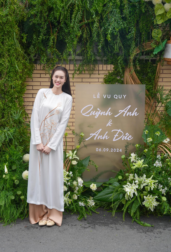 Bà xã Anh Đức mang giày đế bệt dù diện áo dài để không quá chênh lệch chiều cao so với ông xã.