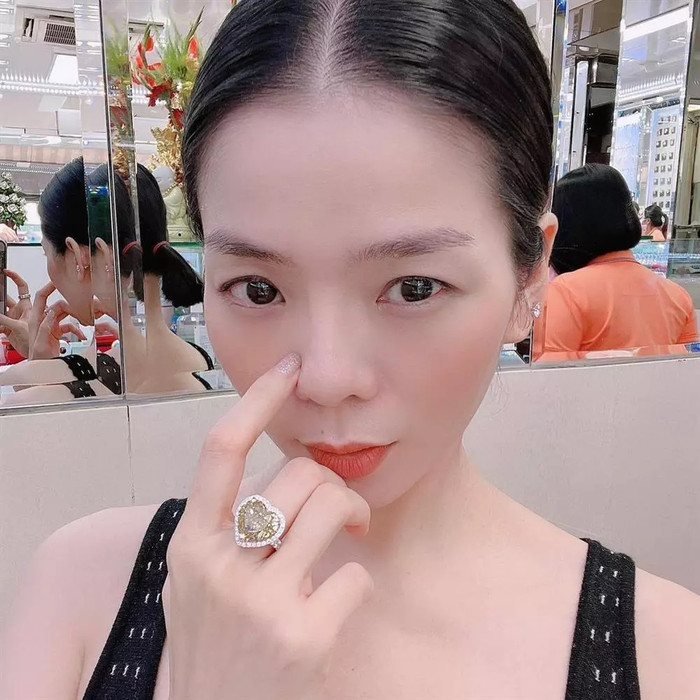 Lệ Quyên sở hữu nhiều trang sức bằng kim cương đắt đỏ. 