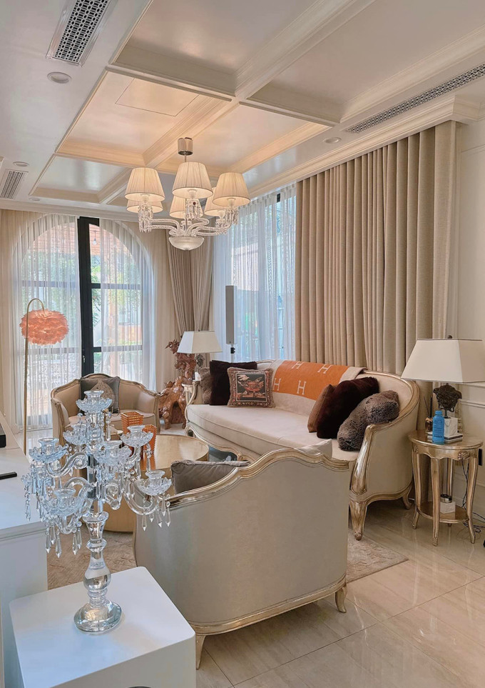 Lệ Quyên yêu thích pha lê, mua nhiều vật dụng từ pha lê đắt tiền về trang trí nhà.