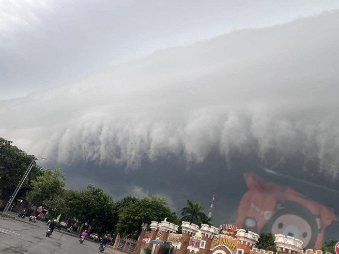 Những cuộn mây khổng lồ xuất hiện trên bầu trời Nghệ An, Thanh Hoá báo hiệu những ảnh hưởng đầu tiên của siêu bão YAGI. Ảnh: BEATVN