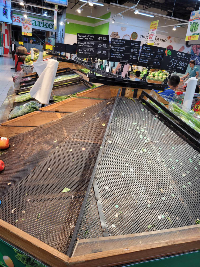 Người dân tích trữ lương thực, thực phẩm trước siêu bão Yagi