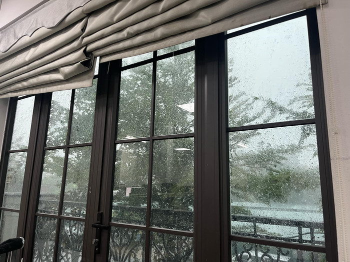 Mưa lớn, người dân chỉ biết đóng cửa trong nhà, không dám ra ngoài