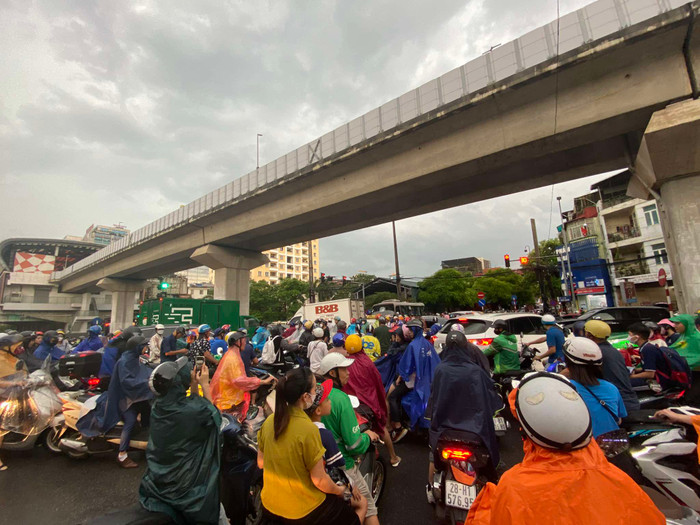 Ngã tư Đê La Thành - Hào Nam kẹt cứng sau trận mưa dông