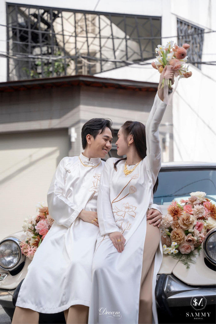 Thiết kế áo dài của Anh Đức và vợ nhận được nhiều lời khen trong ngày trọng đại.