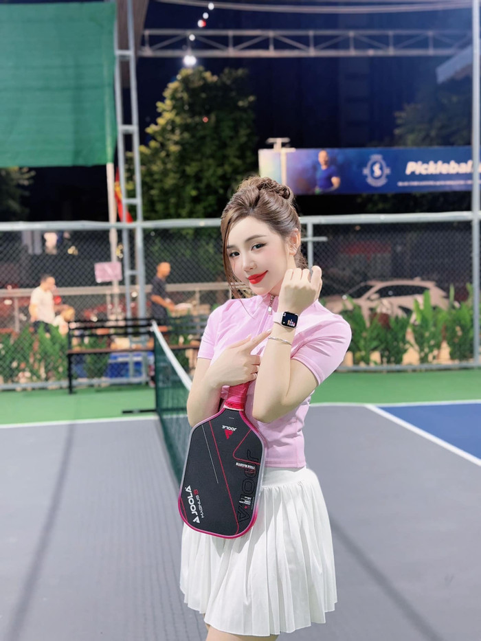 Quỳnh Kool kín đáo' hơn khi ra sân tập Pickleball. Cô kết hợp chân váy xếp ly xoè cùng áo thun rộng, không để lộ nhiều da thịt. Tuy nhiên, Quỳnh Kool vẫn khéo léo khiến bản thân trở nên nổi bật khi lựa chọn phong cách trang điểm đậm, nhấn nhá bằng đôi môi son đỏ tươi quyến rũ.