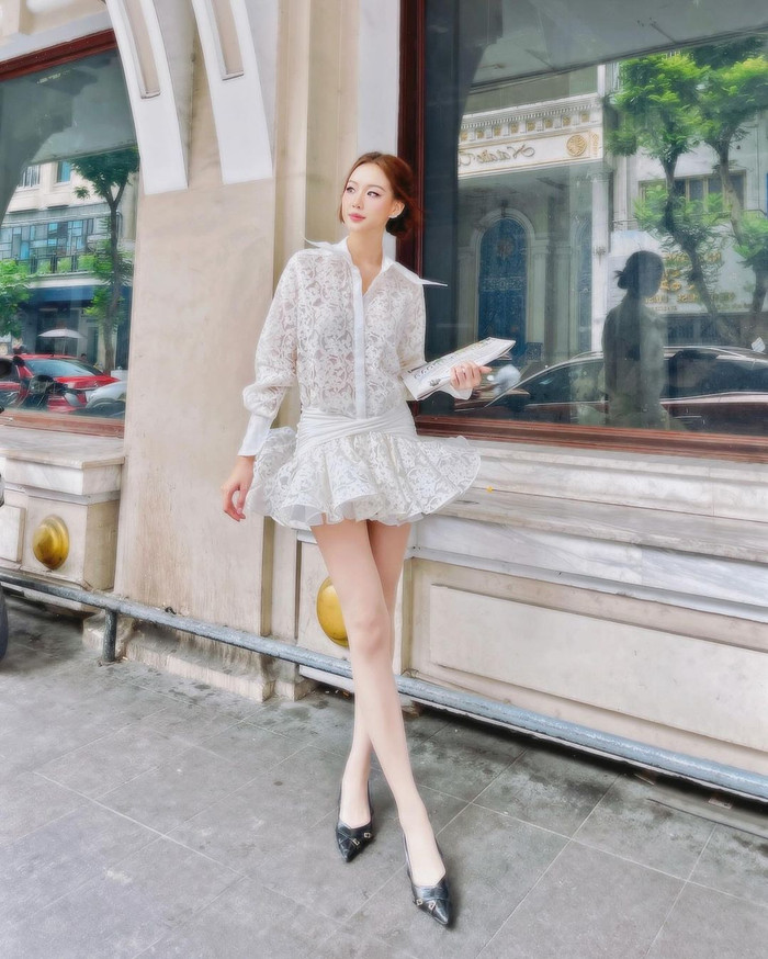 Hoa hậu Bảo Ngọc 'thả xích' loạt ảnh thả dáng giữa phố xá. Miss Intercontinental 2022 diện mẫu váy ngắn, chất liệu ren, xuyên thấu tăng thêm sự quyến rũ, nóng bỏng. Thiết kế này còn giúp Hoa hậu Bảo Ngọc khoe khéo đôi chân dài nuột nà, thu hút dù cô chỉ đi giày bệt, không phối cùng những đôi giày cao gót nhọn.