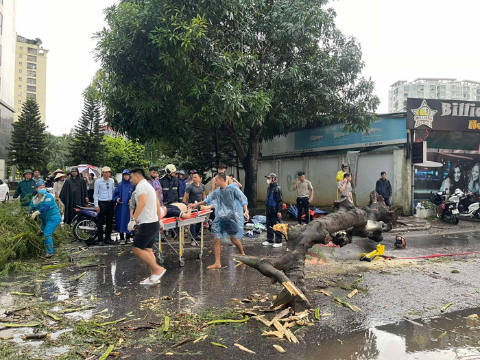 Vụ việc xảy ra khiến người phụ nữ tử vong tại chỗ, người đàn ông điều khiển xe bị thương nặng ở vùng đầu.