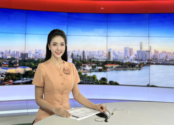 MC Ngọc Khánh toát ra thần thái chuyên nghiệp khi đi dẫn chương trình