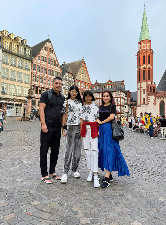 Được biết, Bình Minh và Anh Thơ nên duyên là nhờ 'bà mối' Trương Ngọc Ánh. Nữ doanh nhân thành đạt Anh Thơ đã chinh phục chàng siêu mẫu, diễn viên điển trai Bình Minh bởi vẻ đẹp học thức, dịu dàng, tài giao tiếp khéo léo. Hai người làm bạn 2 năm trước khi tiến tới quan hệ hẹn hò, yêu đương. 