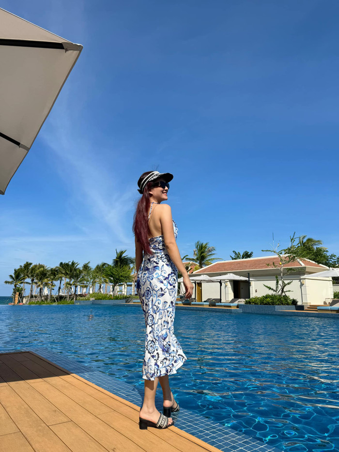 Bà xã của diễn viên Bình Minh cũng thường xuyên rủ rê 'hội chị em bạn dì' đi chữa lành. Tại view hồ bơi, Lê Anh Thơ khiến nhiều người bất ngờ trước vóc dáng thon gọn của mình. Cô cũng không ngại khi diện trên người trang phục đồ bơi, áo tắm kiệm vải. 