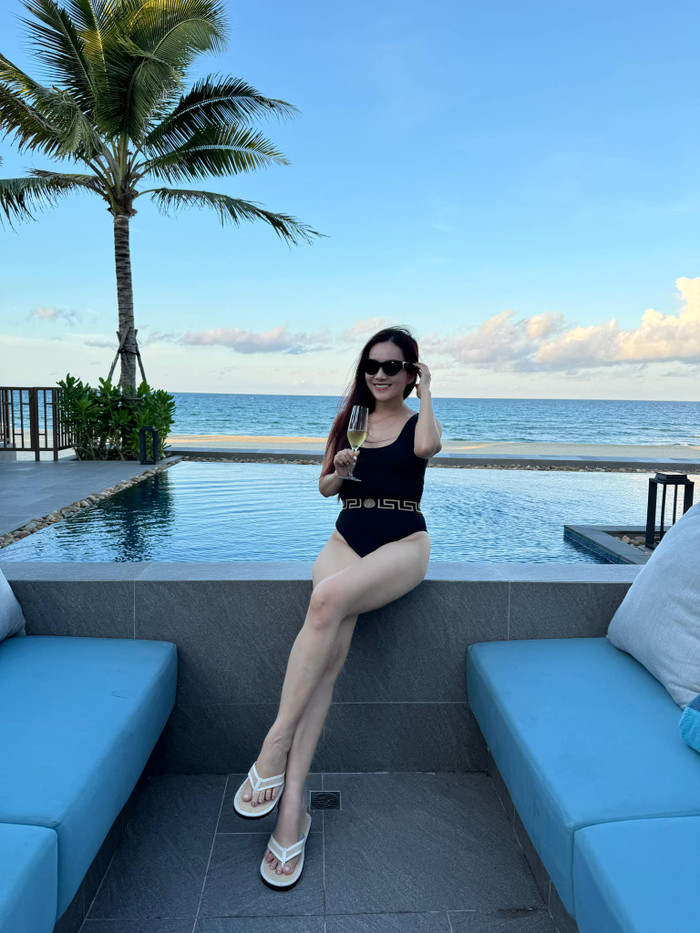 Khi được hỏi về bí quyết giữ lửa hôn nhân bên chồng trẻ, nữ doanh nhân nhiều lần bày tỏ: 'Phụ nữ chỉ cần mặc trang phục đẹp và đeo trang sức đẹp vào thấy tự tin hẳn ra, cười tươi như hoa và tạo cảm hứng cho bạn kế bên liền'.