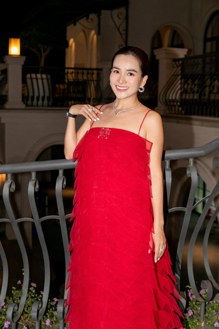 Dễ dàng nhận thấy, bên cạnh sự thành công trong lĩnh vực kinh doanh, gia đình hạnh phúc, Lê Anh Thơ ngày càng nhuận sắc. So với lúc mới lên xe hoa về nhà chồng, đằng cấp của Lê Anh Thơ đã ở một level khác. 