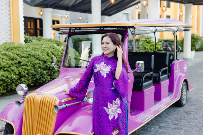 Khi đi du lịch cùng gia đình, bà xã của diễn viên Bình Minh thả dáng thanh lịch với những chiếc đầm maxi, cocktail nhẹ nhàng. Không chỉ thế, Lê Anh Thơ còn phối đồ rất cao tay để có những bức hình sống ảo xịn xò. 