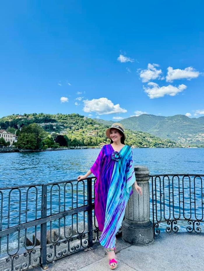 Lúc trước, nếu như đi sự kiện cùng ông xã, Lê Anh Thơ thường bị lọt thỏm trước ống kính vì vóc dáng không nổi bật cộng thêm gu ăn mặc 'đứng tuổi'. Tuy nhiên, cô đã hoàn toàn lột xác khi chịu thử sức với những bộ váy dạ hội đính đá kiêu sa.