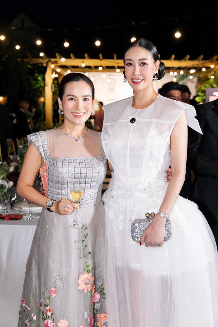 Được biết, bà xã của Bình Minh có một mối quan hệ thân thiết với các chị đại của làng thời trang Việt như Hà Kiều Anh - Trương Ngọc Ánh - Thanh Hằng và ca sĩ Hồng Nhung. Ít nhiều, cô được học hỏi về việc trau dồi hình ảnh, lưu giữ thanh xuân và biết yêu bản thân mình của bạn bè cùng trang lứa.